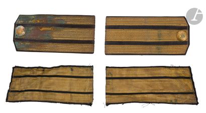  Deux paires de pattes d’épaules de capitaine de 1er rang. 1906-1918 1) une paire...