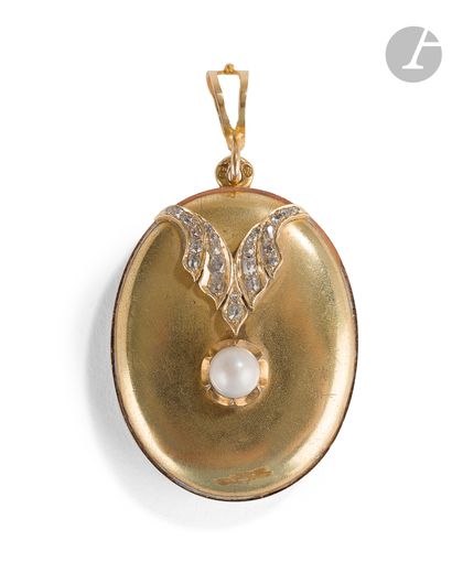  Oval medallion pendant with photograph. Circa 1890. Gold medallion (585/1000). On...