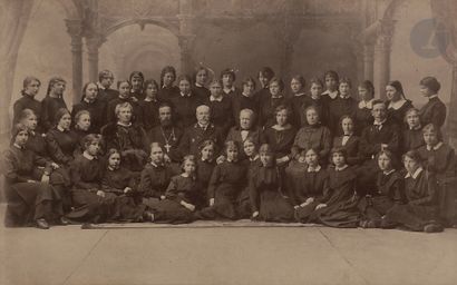  Photographie de la promotion de la VIIe classe du collège Marie d’Arkhangelsk, 1916...