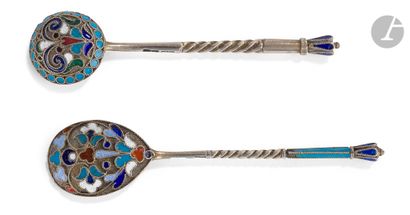 null Two silver and cloisonné enamel salt spoons. Moscow. Early 20th centuryPunches
:...