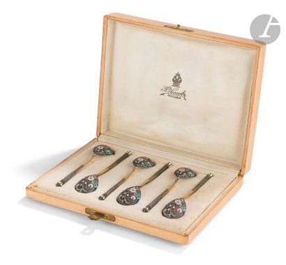  A set of 6 vermeil and cloisonné enamel spoons with floral motifs In a natural wood...