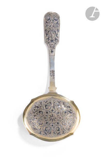 null Silver and vermeil sprinkling spoon with niello scroll decoration. Mid-19th...
