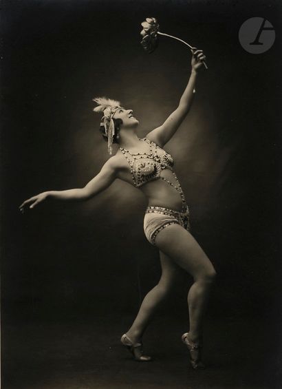 null Julian Mandel (1872-1935) 
Danseuse au tournesol, c. 1920. 
Épreuve argentique...