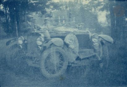 null Photographe non identifié 
Déjeuner en voiture, c. 1900. 
Trois cyanotypes d'époque....