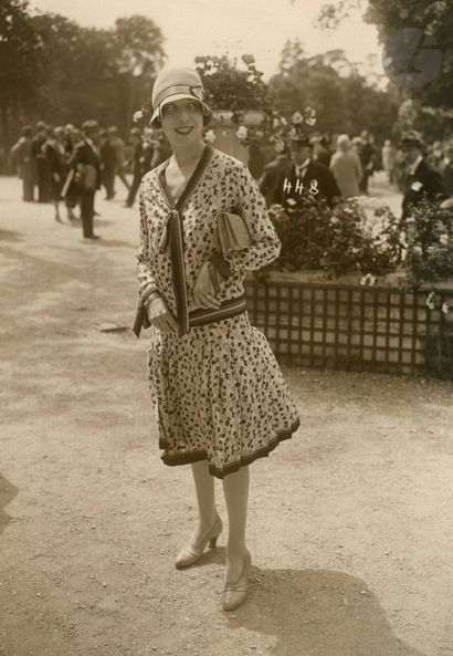 null Photographe non identifié 
Élégantes aux courses, c. 1930. 
15 épreuves argentiques...