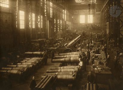 null Photographe non identifié
Première Guerre mondiale, 1914-1918. 
Usine d'armement.
Quatre...