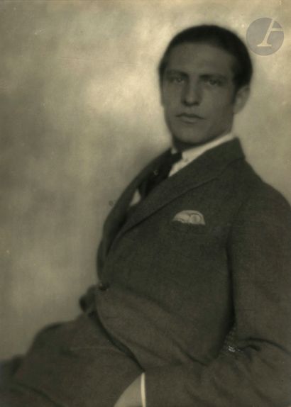 null Aram Alban (1883-1961)
Dandy, c. 1930. 
Épreuve argentique d'époque, contrecollée...