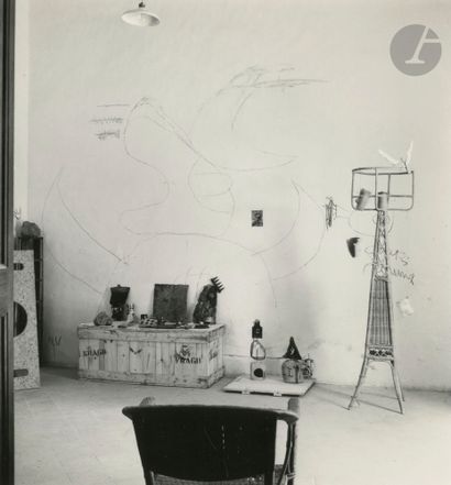 null Daniel Frasnay (1928)
Juan Miró dans son atelier Son Boter de Majorque, 1966.
Deux...