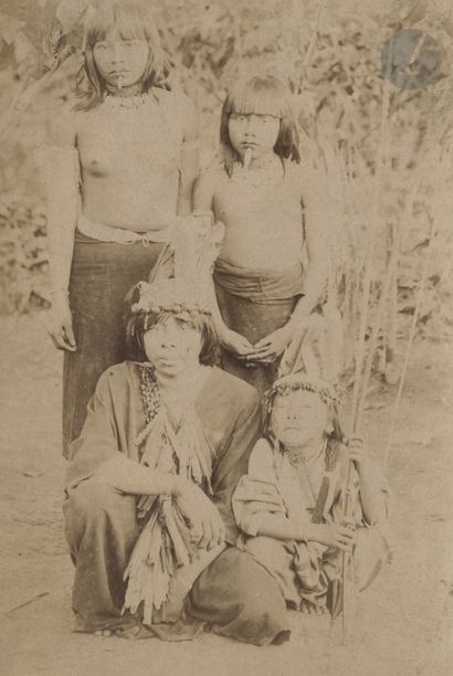 null Photographe non identifié
Amérique du sud, c. 1890.
Indiens chasseurs.
Six épreuves...