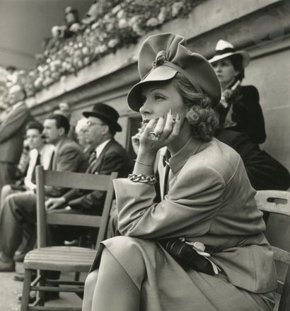 null Roger Schall (1904-1995)
Marlène Dietrich au champ de course de Longchamp Paris,...