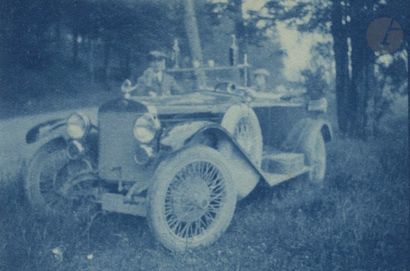 null Photographe non identifié 
Déjeuner en voiture, c. 1900. 
Trois cyanotypes d'époque....