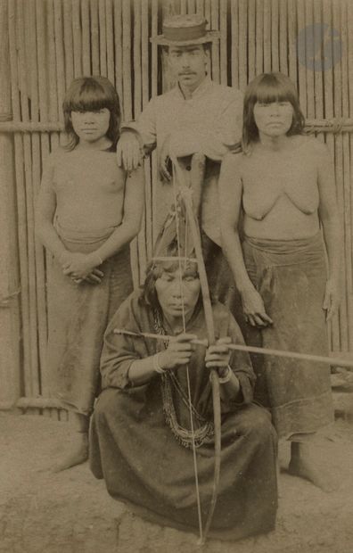 null Photographe non identifié
Amérique du sud, c. 1890.
Indiens chasseurs.
Six épreuves...