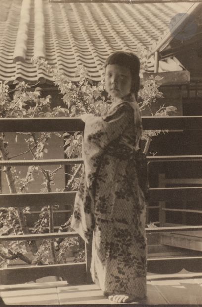 null Arnold Genthe (1869-1942) 
Japon, c. 1910. 
Japanese Child at Balcony Railing....