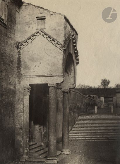 null Adriano de Bonis
Rome, 1850-1860. 
Cour derrière le chevet de l'église San Crispino....