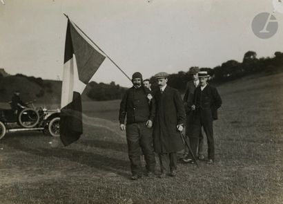 null Photographe de presse 
Louis Blériot lors de sa traversée de la Manche, 1909....