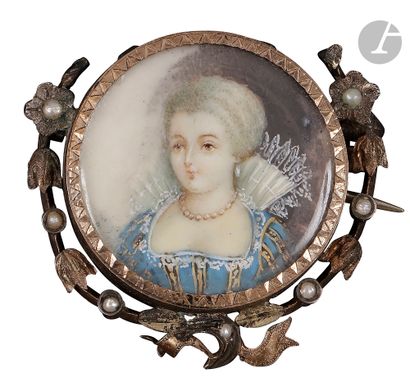 null Bijou de charme de la Belle époque,
très petite broche en métal doré ornée de...