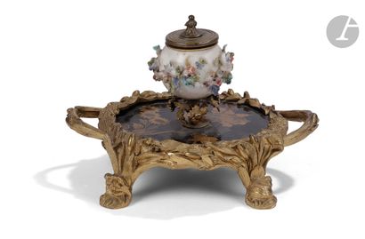 null Inkwell in polychrome porcelain and Parisian varnish imitating Japanese lacquer,...
