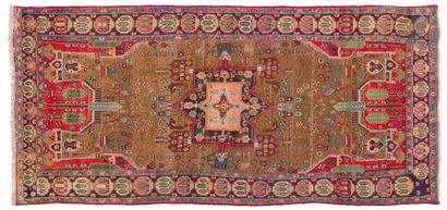 null BIDJAR - Early 20th century.
Carpet decorated with a central navy blue and pink...