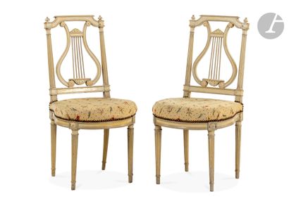 null Deux paires de chaises en bois peint à dossier en lyre et pieds fuselés à cannelures...