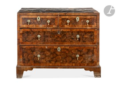 null Commode en noyer, le placage à motifs d’huîtres (dite « oyster chest ») ouvrant...