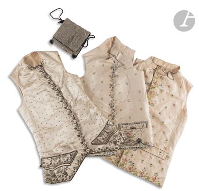 null Cream silk waistcoat, polychrome embroidery with flowers.
End of the 18th century.
(Stains...