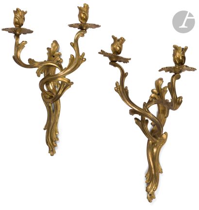 null Pair of two-light sconces in varnished bronze with foliage decoration; (accidents,...