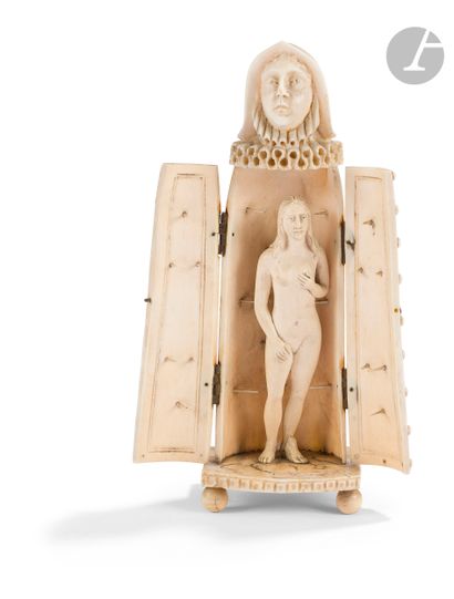 null Statuette ouvrante en ivoire sculpté figurant une femme, le cou entouré d’une...
