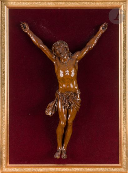null Christ vivant en bois sculpté. Tête inclinée sur son épaule droite ceinte d’une...
