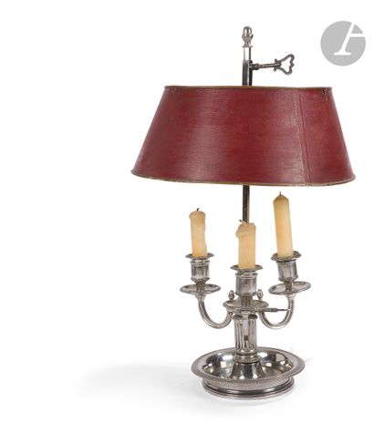 null Lampe bouillotte en bronze argenté à trois lumières, le fût à crémaillère à...