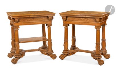 null 
Paire de tables à volet en chêne sculpté à décor néo-Renaissance de mufles...