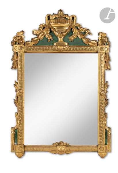 null Miroir en bois peint et doré, à décor de vase néoclassique, guirlandes et rubans...