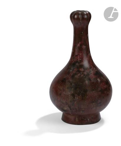 null Chine , XXe siècle dans le style des Han
Vase ovoïde à col en bronze patiné...