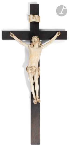 null Crucifix avec Christ vivant en ivoire sculpté et croix en bois noirci. Tête...