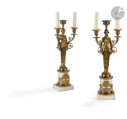 null Paire de candélabres en bronze doré et marbre blanc à décor de femmes antiques,...