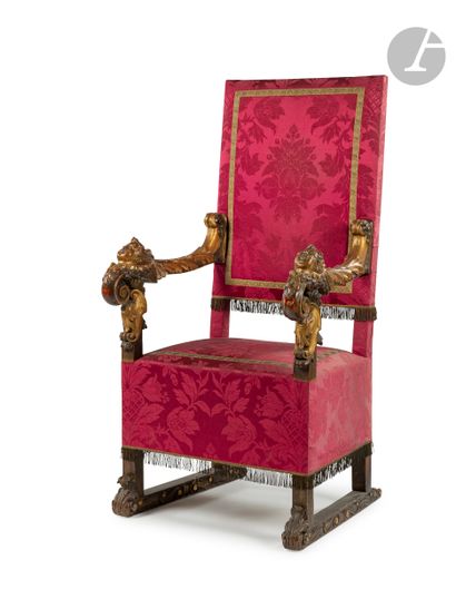 null Grand fauteuil d’apparat en bois doré, à décor de feuillages, les accotoirs...