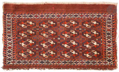 null TEKKE - Beginning of the 20th century.
Small carpet with güll decoration on...