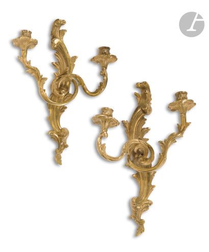 null Paire d’appliques en bronze doré à deux lumières à décor de feuillages et enroulement.
Style...