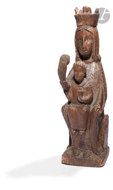 null Vierge à l’enfant en majesté en bois sculpté dans le style du XIIe siècle.
H...