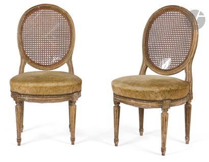 null Paire de chaises cannées en bois mouluré et peint, à dossier et assise ovales;...