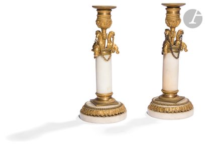 null Paire de flambeaux en marbre blanc et bronze doré, en forme de colonne, le chapiteau...