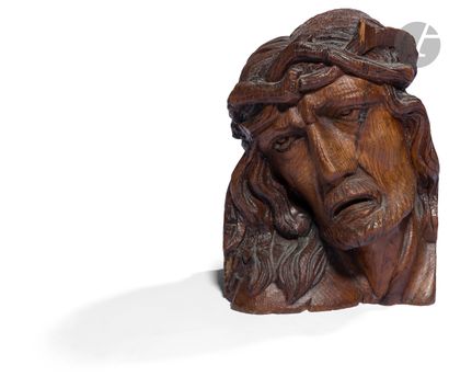 null Tête de Christ en chêne sculpté. Tête inclinée vers l’épaule droite et ceinte...