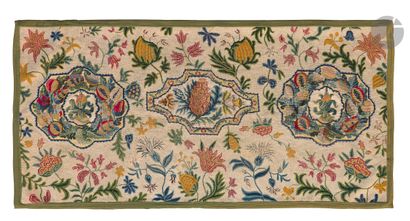 null Fragment de tapisserie au point de la fin du XVIIe siècle à décor de trois médaillons...