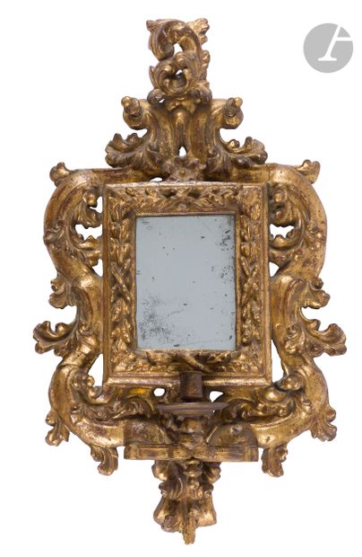 null A gilded wood mirror with foliage decoration, with one arm of light (the bobèche...