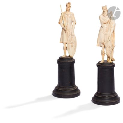 null Paire de figures en ivoire sculpté représentant Jupiter couronné accompagné...