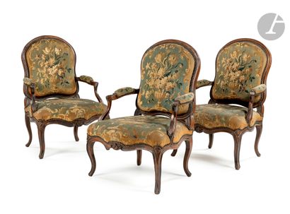 null 
Suite of three armchairs in stained wood and flat rounded back, resting on...