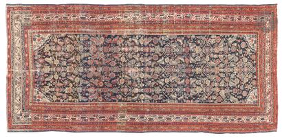 null FERAHAN (Iran).
Carpet decorated with herati motifs and small stylized characters...
