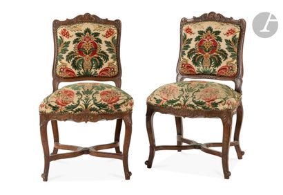 null A pair of stained beechwood chairs with a backrest and a shell and foliage decoration,...