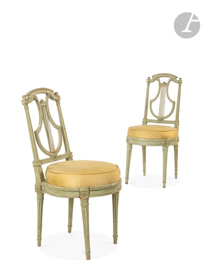 null Paire de chaises à châssis en hêtre mouluré, sculpté et peint à dossier ajouré...