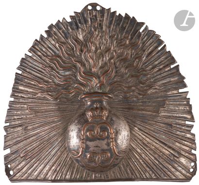 null Plaque de bonnet à poil de grenadier.
En cuivre estampé et argenté, la grenade...