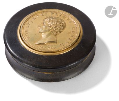 null Le Premier Consul Bonaparte
Boîte en bois compressé ornée d’une médaille en...